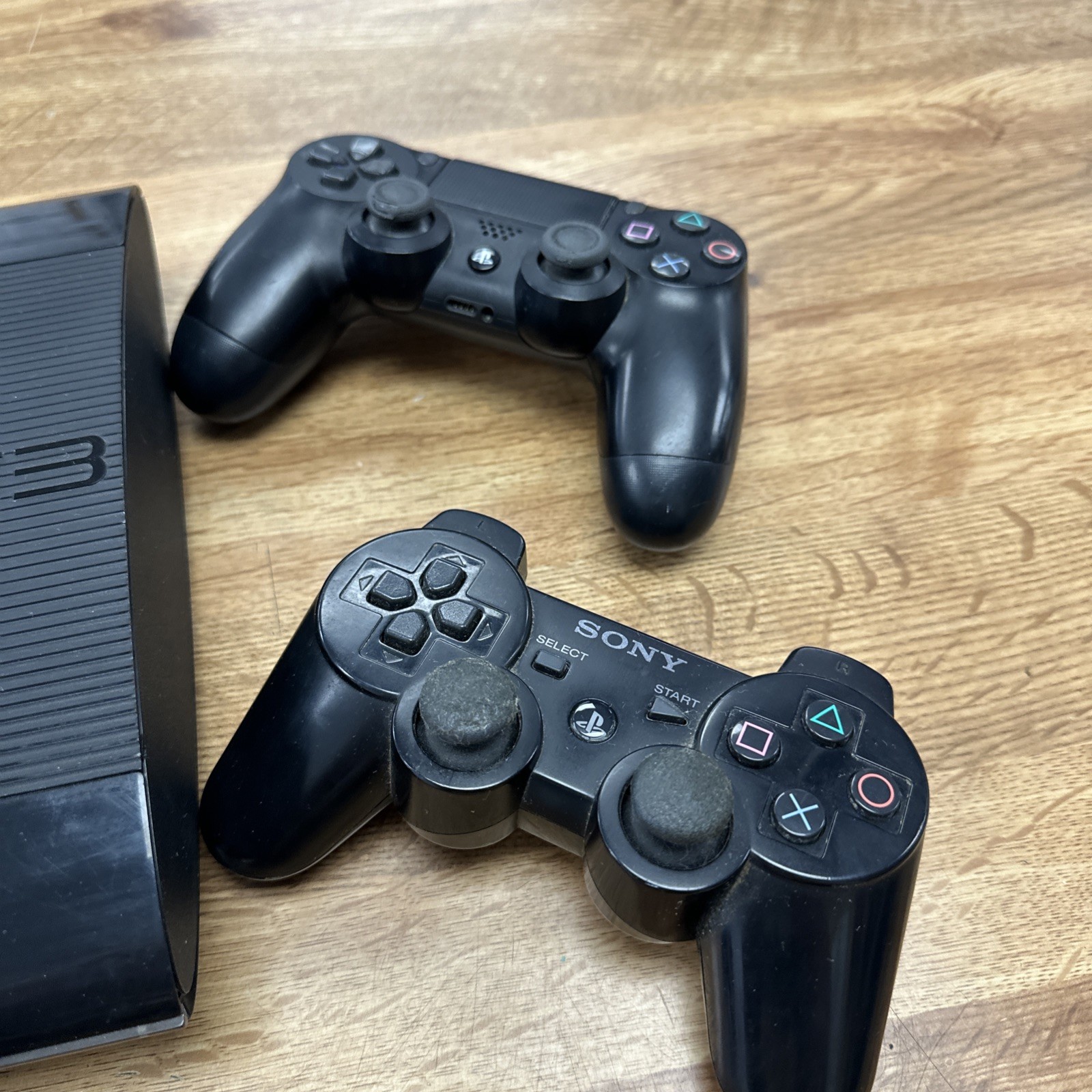 PlayStation 3 250GB W/ 4 Controllers *WORKS BUT DOESNT READ DISKS*& power supply