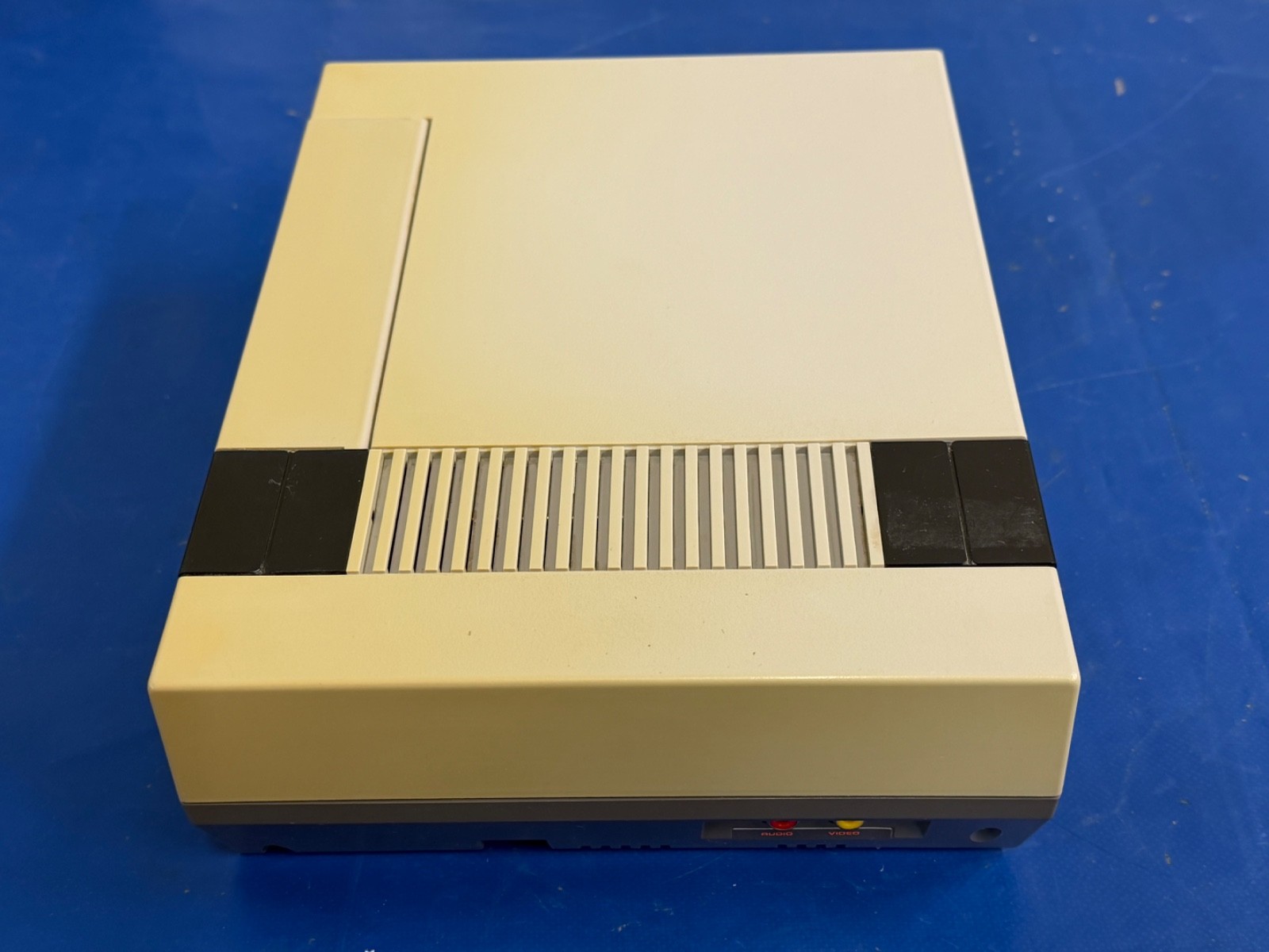 Vintage 1985 Nintendo NES-001 Console 2 Controllers Zapper Gun Games & MORE