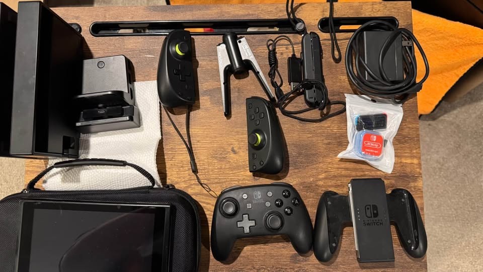 Nintendo Switch moddable/unpatched w/ Dock/Controllers/Power/RCM jig/Bluetooth