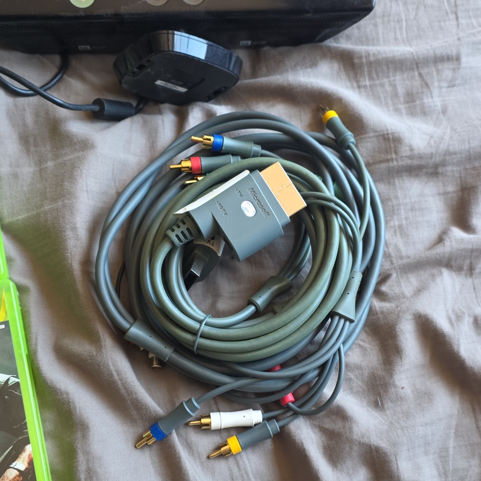X Box 360,6 Controllers 21 Games Kinect, Wireless Adaptor, 256 mb Memory Card.