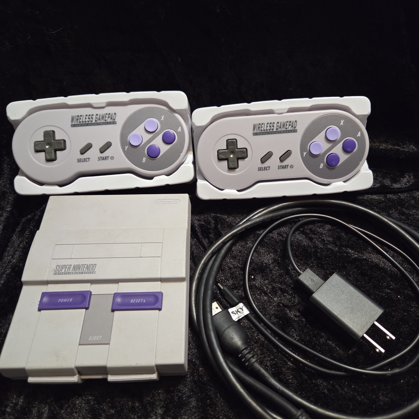 Super Nintendo SNES Mini Classic Console CLV-201 Cables 2- Cordless Controllers
