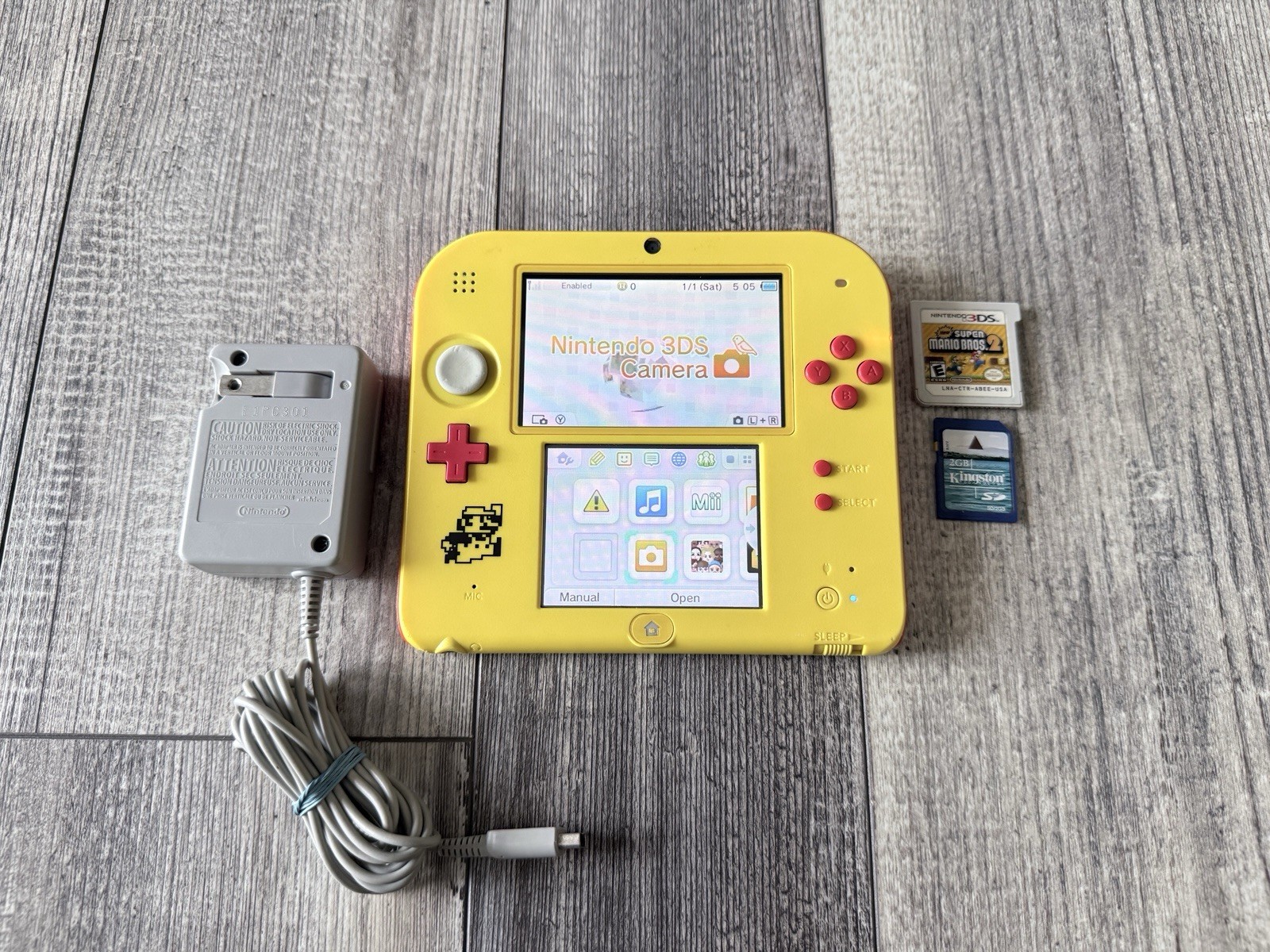 Nintendo 2DS Super Mario Maker Edition 2Gb sd Yellow/Red Wi-Fi Charger And Game