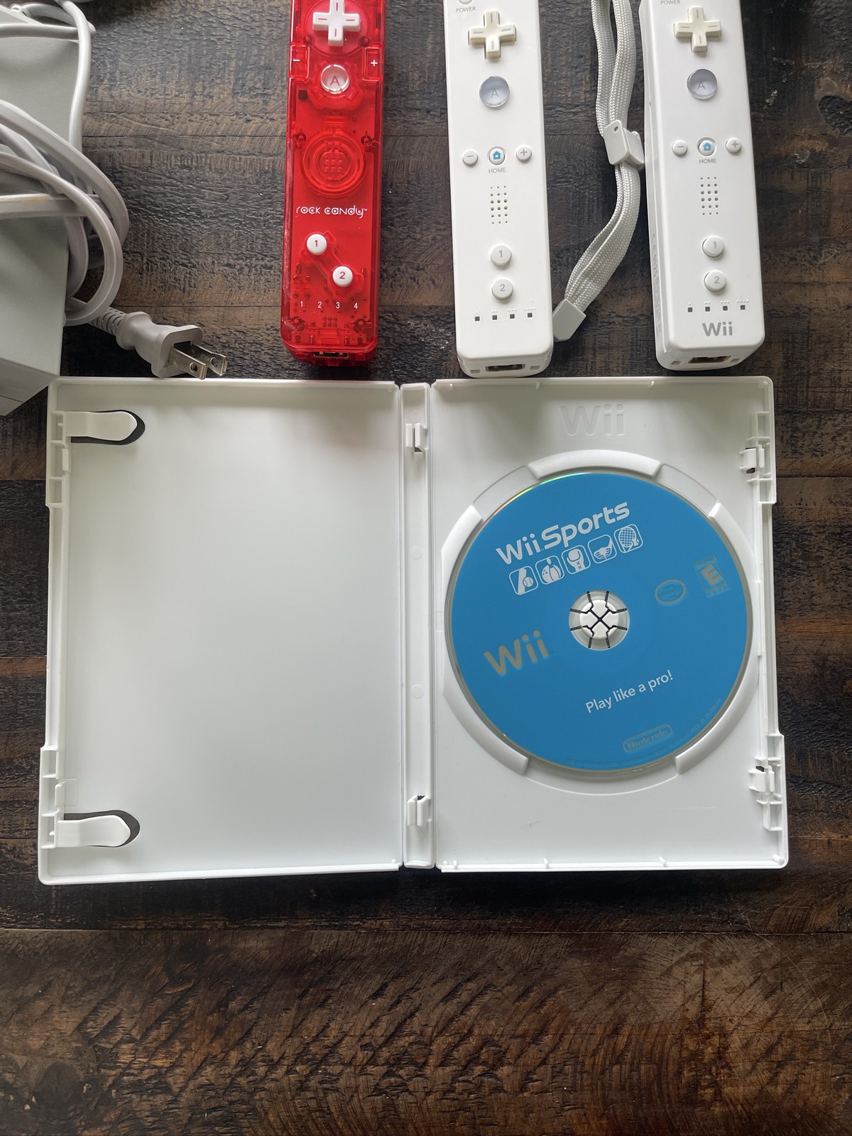 Nintendo Wii RVL-001 White Console Bundle 3 Controllers Nunchuck Wii Sports