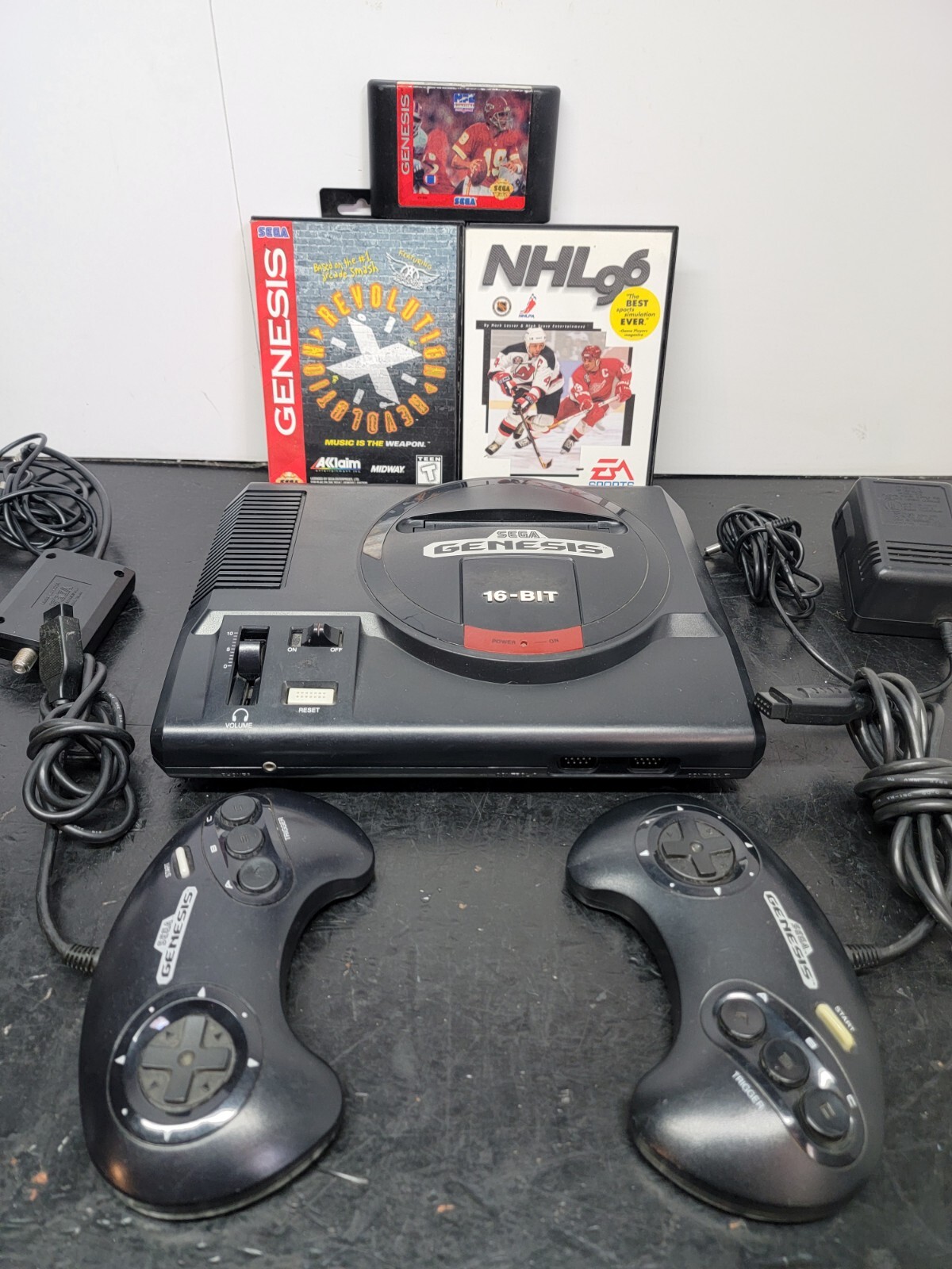Original SEGA GENESIS Console MK-1601 System 2 Controller Games Rf Switch Bundle