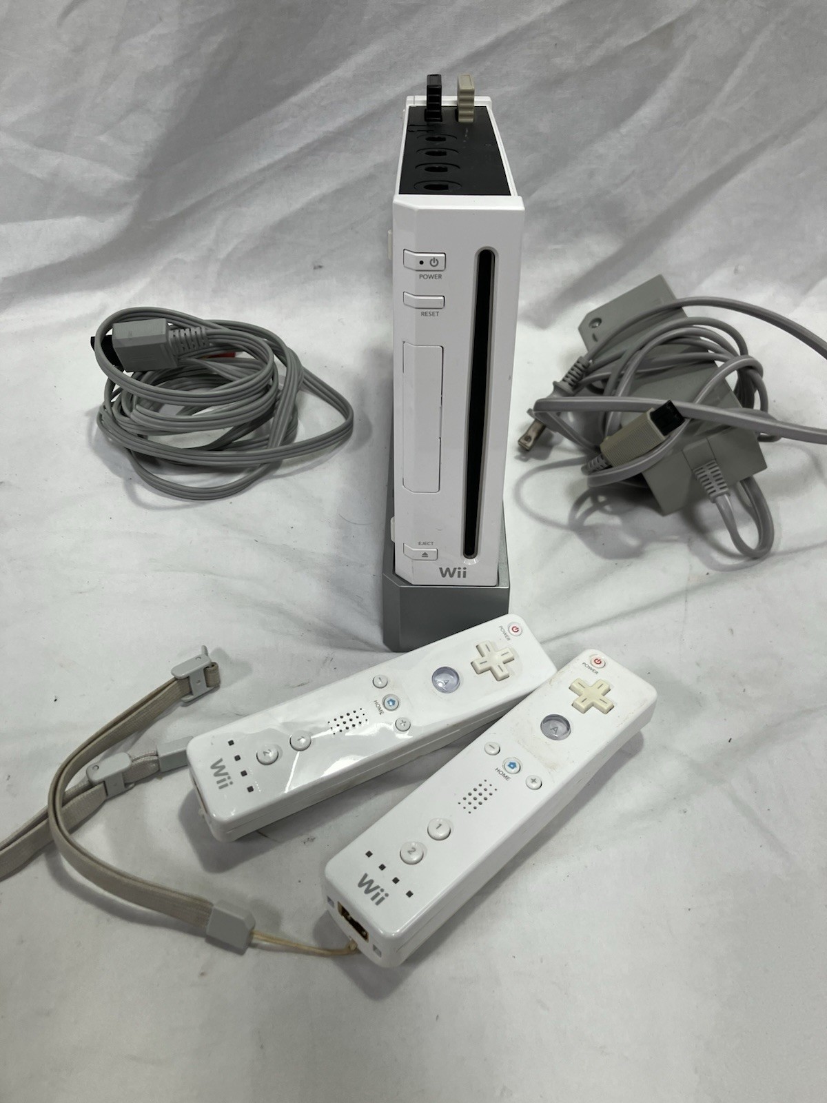 Nintendo Wii RVL-001 Console Bundle 2 Controllers Cables Stand GameCube Compat.