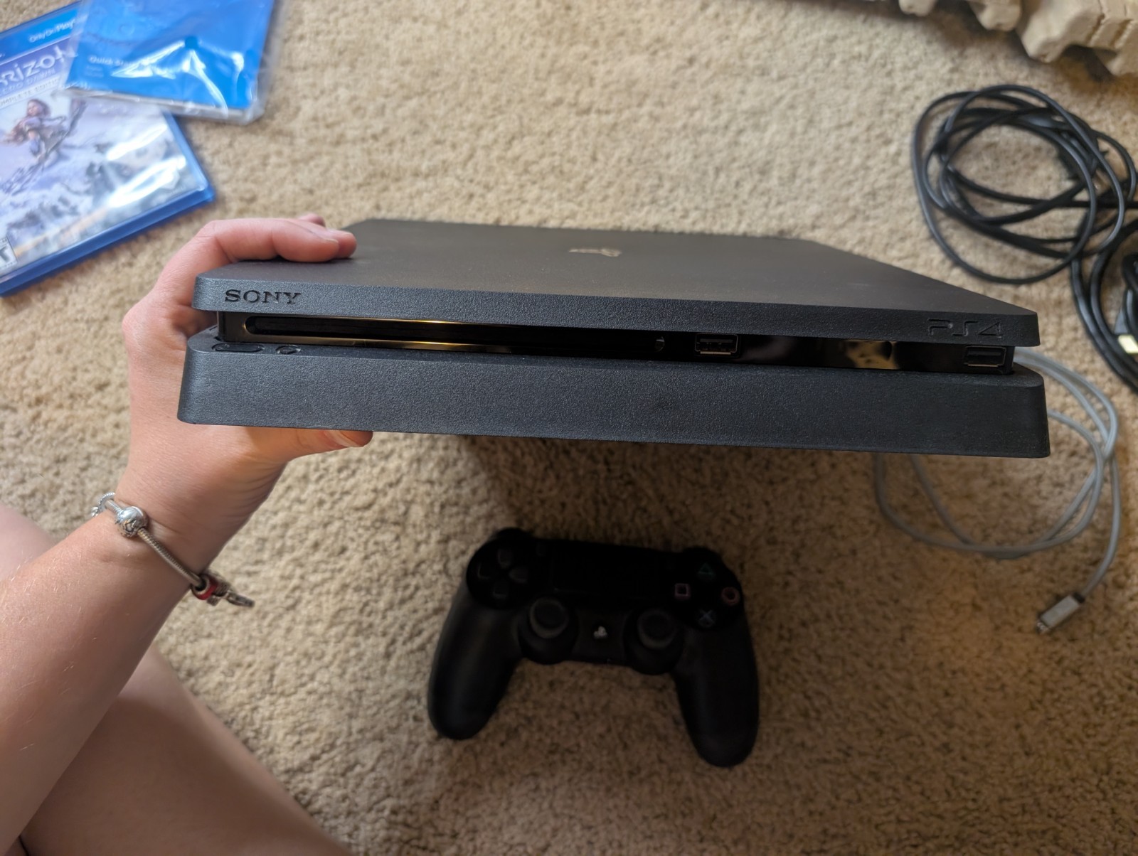 Sony PlayStation 4 PS4 Slim 1TB Console CUH-2215B Controller Cables Box Horizon
