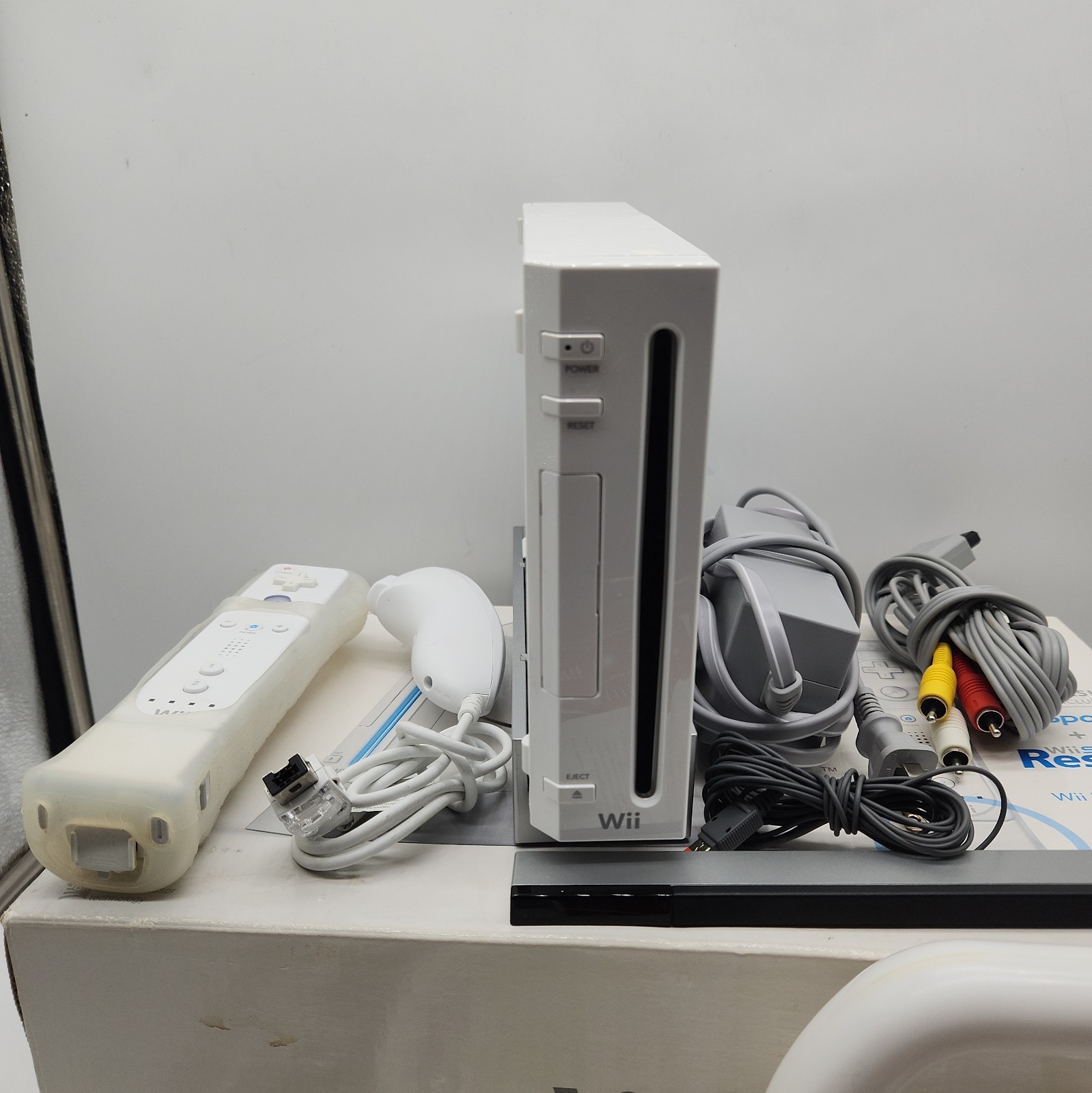Nintendo Wii White Console (RVL -001) Bundle CIB Complete Tested…. W1