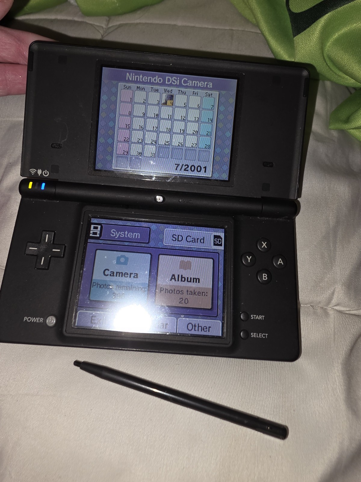 Nintendo DSi Matte Black Handheld Game Console w/ Charger DS Camera