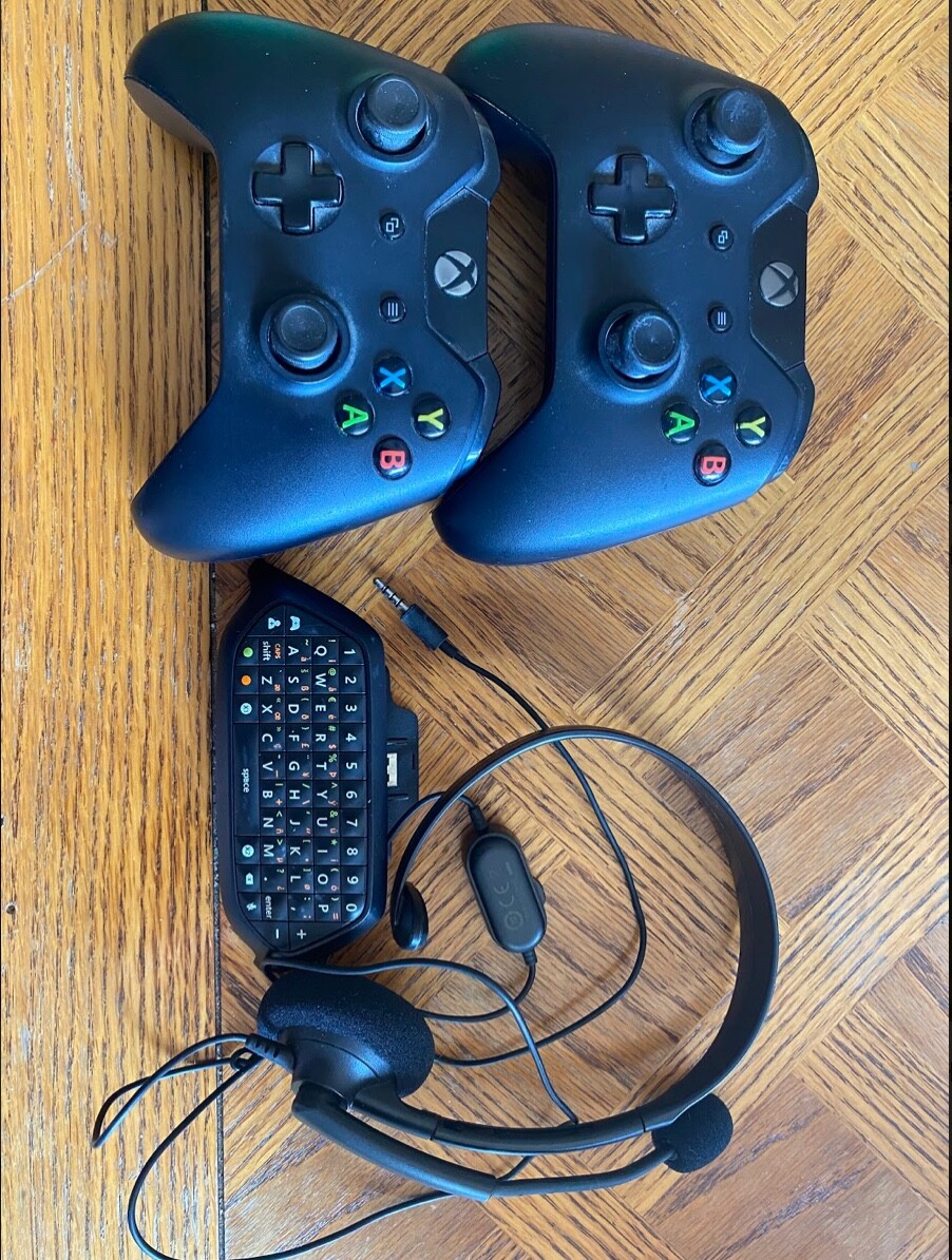 Xbox One with Kinect- Ready to Play Bundle- 2 Controllers, 7, Games, and More