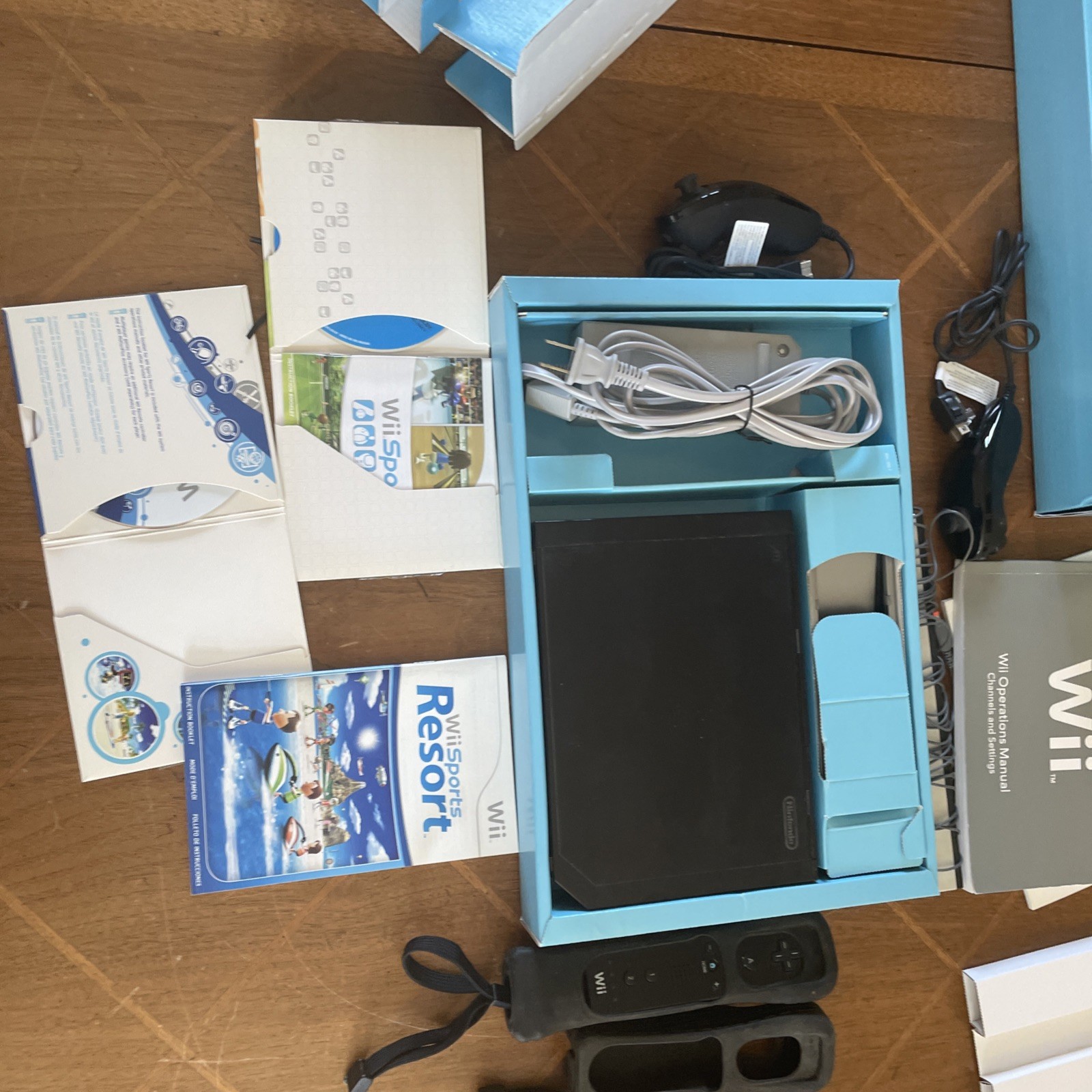 Nintendo Wii Black Console RVL-001 Wii Sports + Resorts Bundle Complete In Box