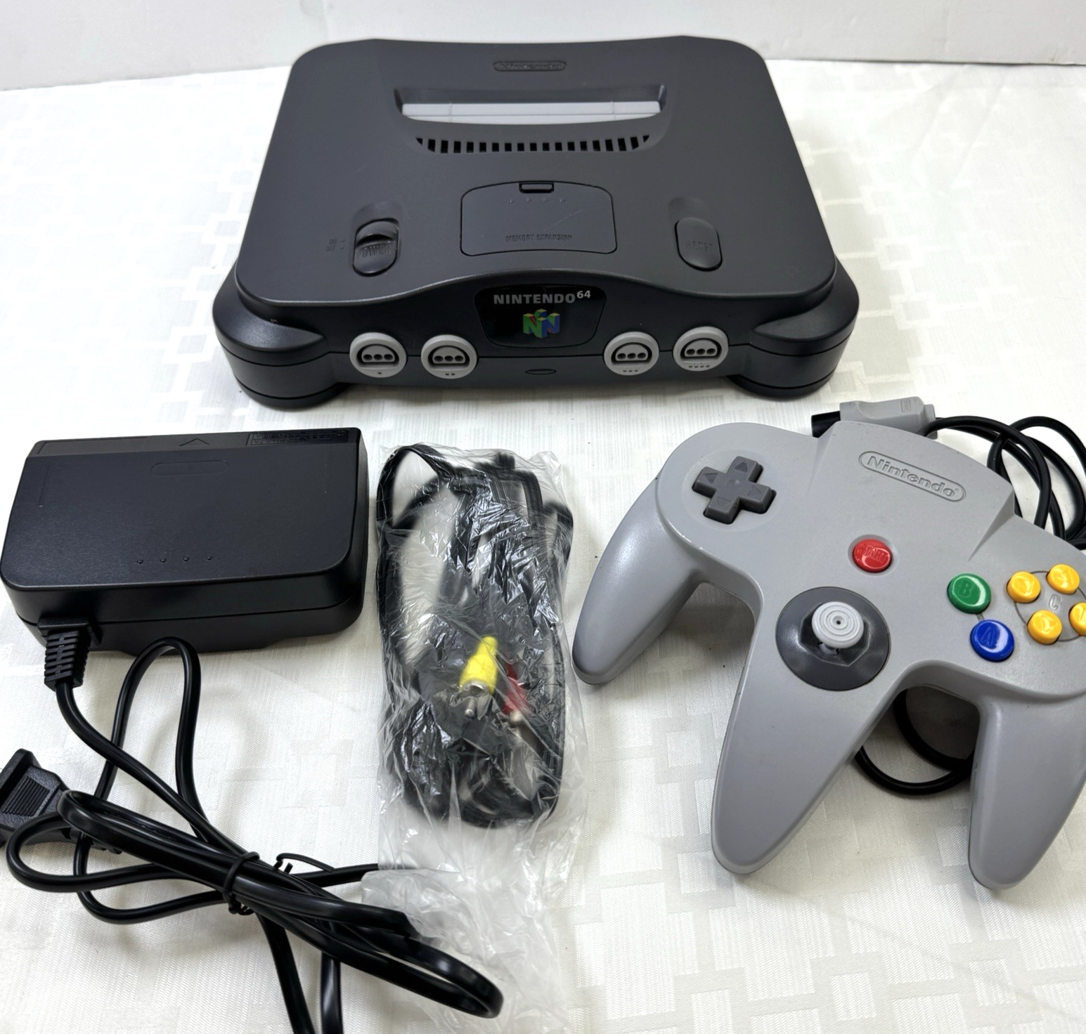 Nintendo 64 Console Bundle NUS-001 USA NS1 Serial # with Controller & Cables