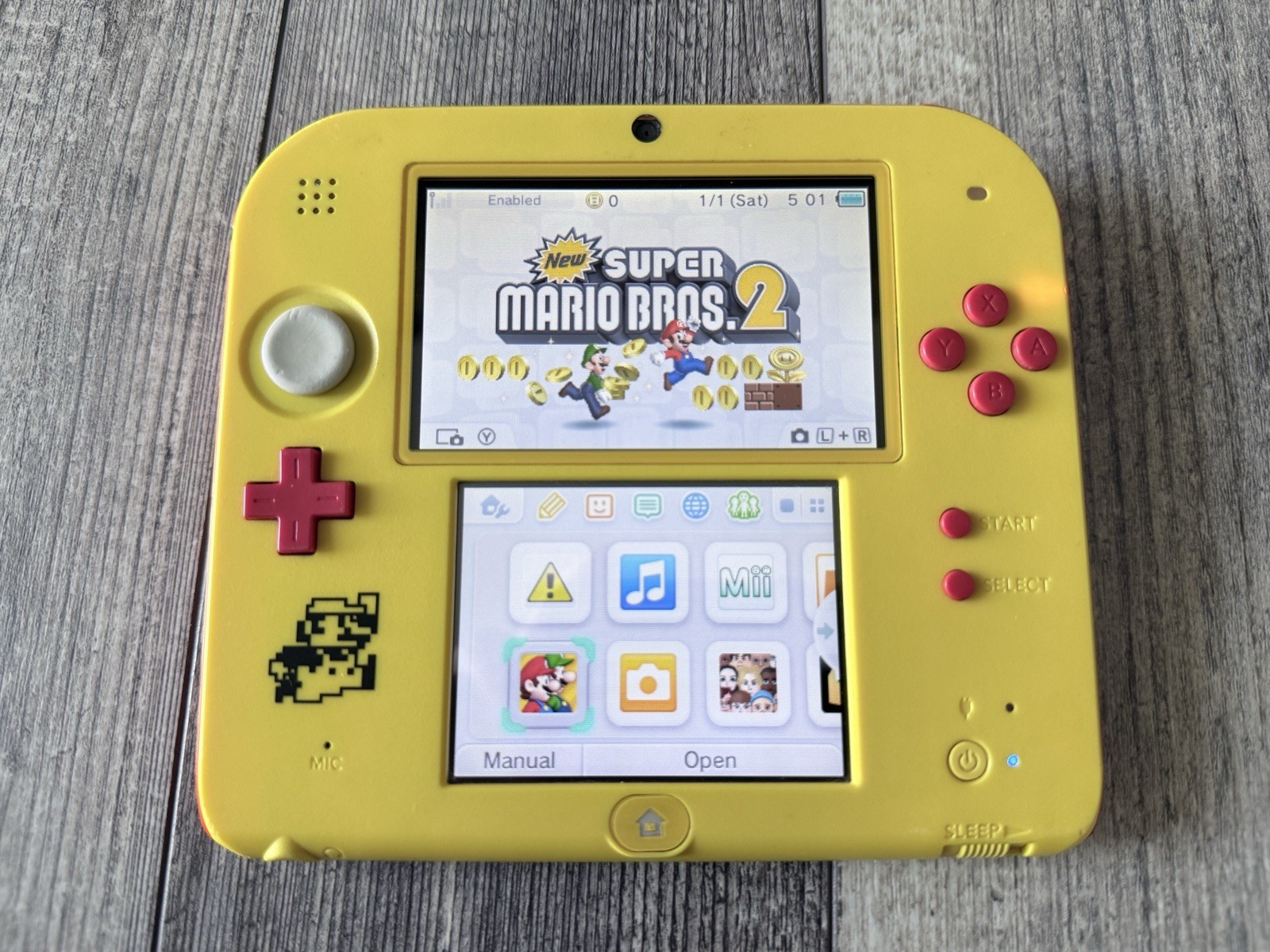 Nintendo 2DS Super Mario Maker Edition 2Gb sd Yellow/Red Wi-Fi Charger And Game