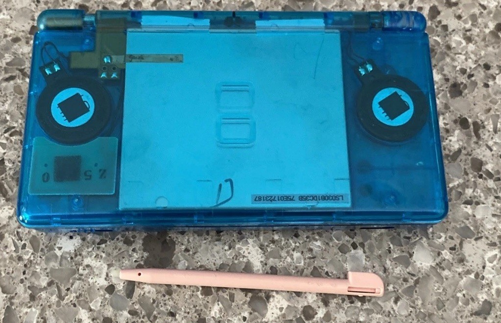 Nintendo DSi Handheld Game Console Clear Blue – No Charger – Pink Stylus