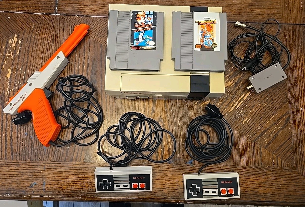 Working Nintendo NES Home Console Lot – White/Gray ***No Power Adapter***