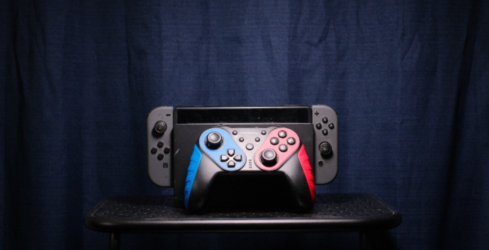 Nintendo Switch Gen 1 Bundle | Dock | Joy-Cons | 3 Extra Controllers | Hori Spl