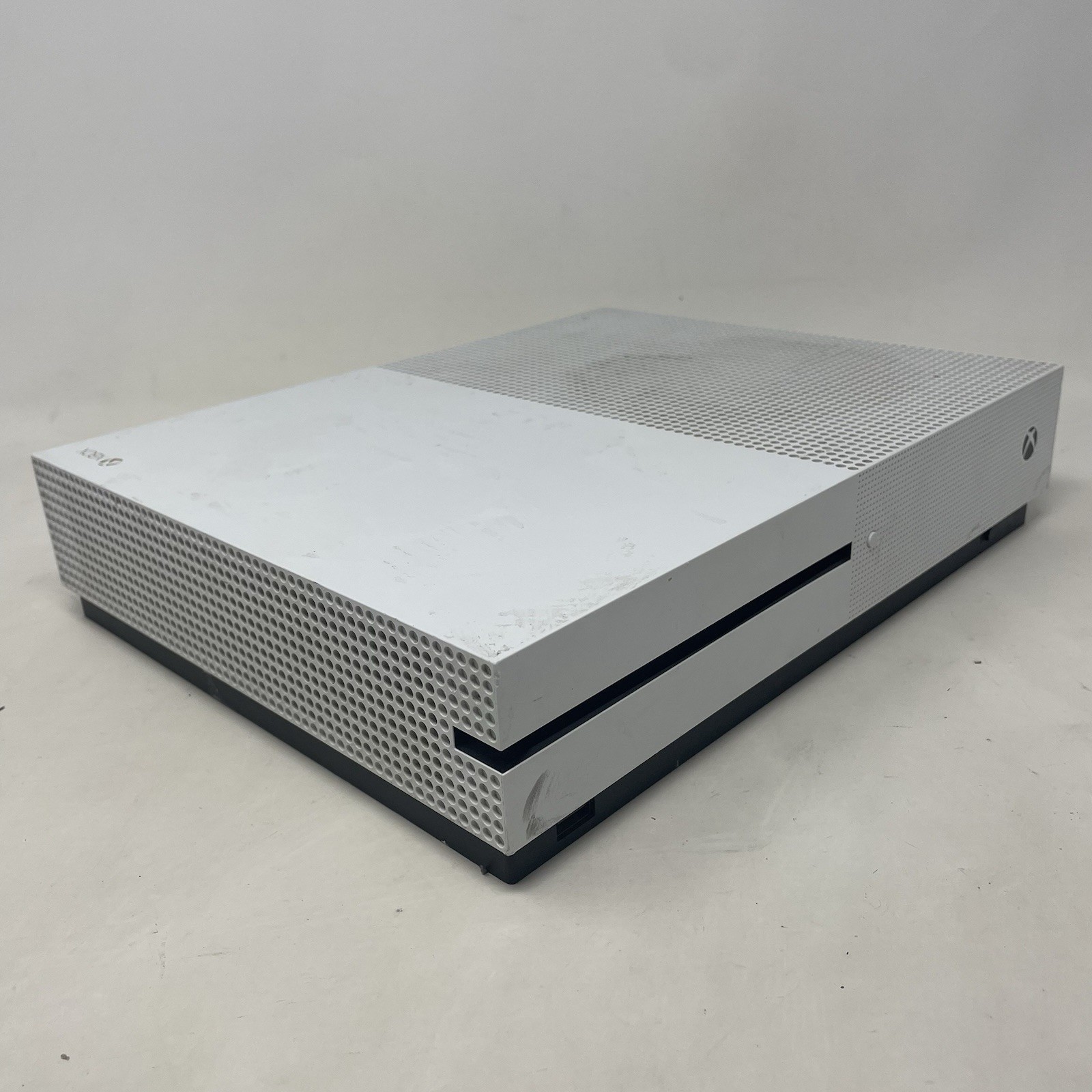 NO POWER – Xbox One S 500GB Model 1681 – FOR PARTS OR REPAIR With Controller