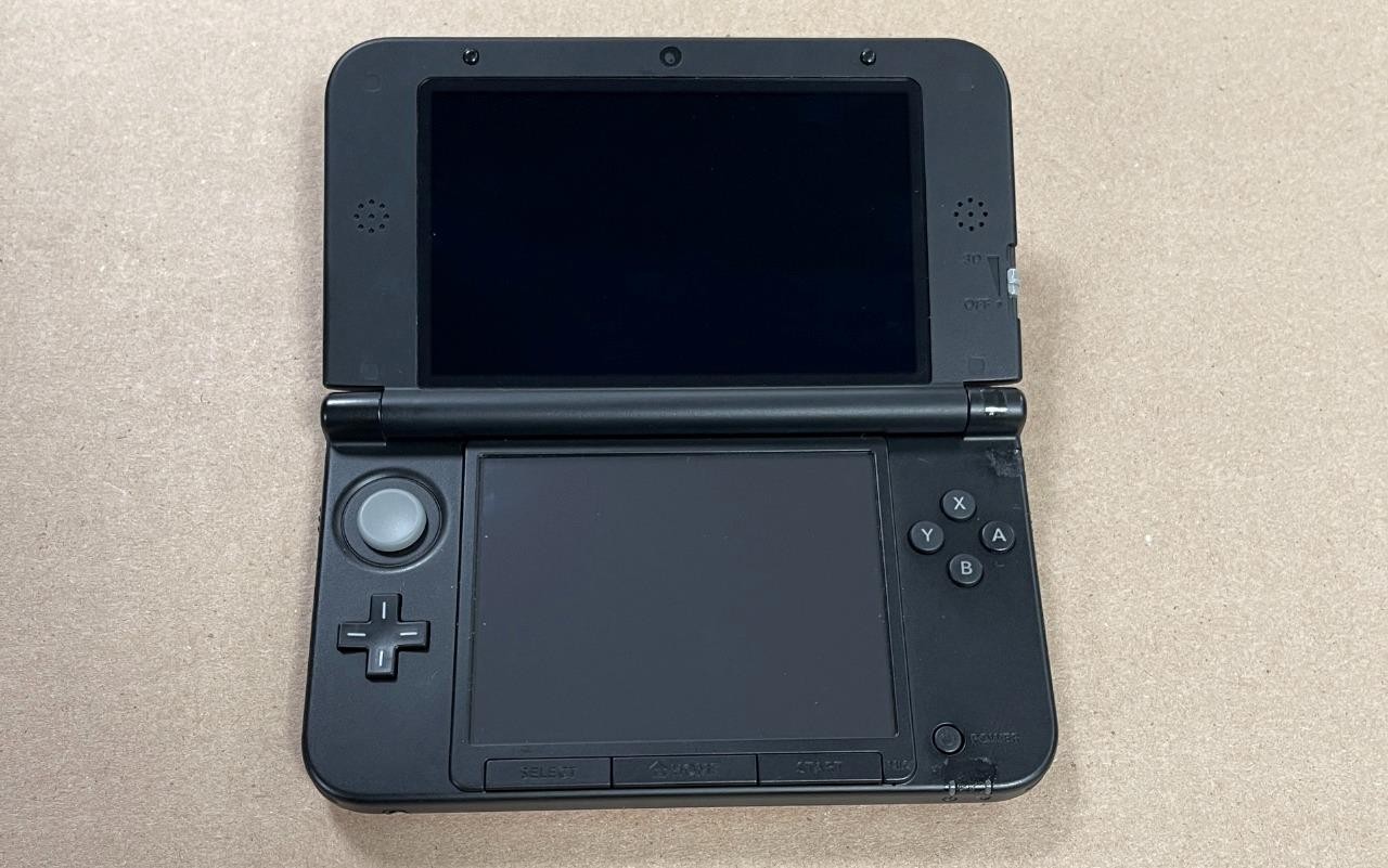 NINTENDO 3DS XL RED & BLACK HANDHELD CONSOLE- USED.