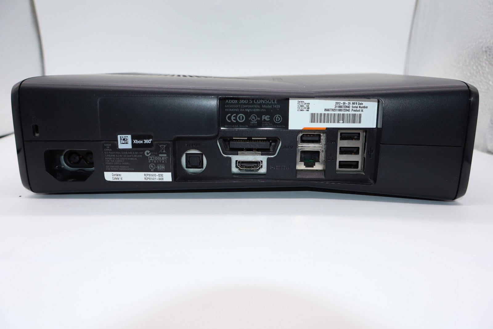 Microsoft Xbox 360 S ( 320GB) Console with Kinect, Cables, and Controller