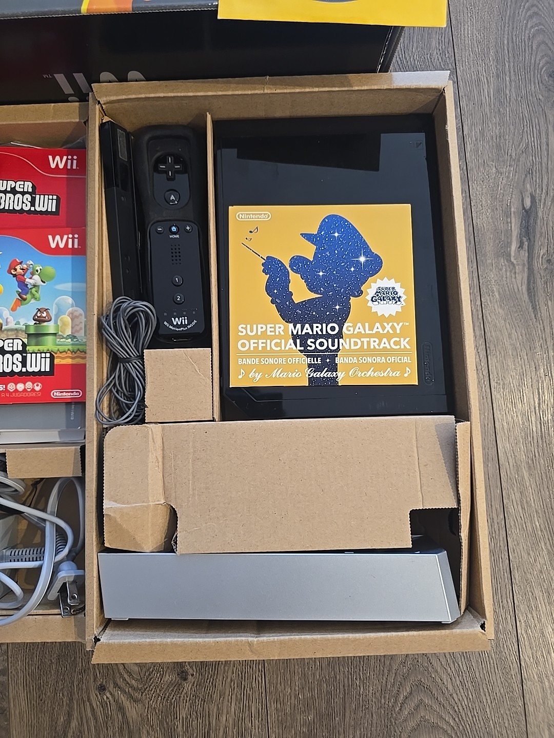Nintendo Wii Black Console bundle CIB featuring New Super Mario Bros Galaxy 2