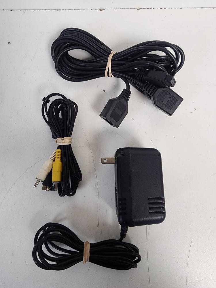 SEGA GENESIS 3 + 4 CONTROLLERS (P24031700)
