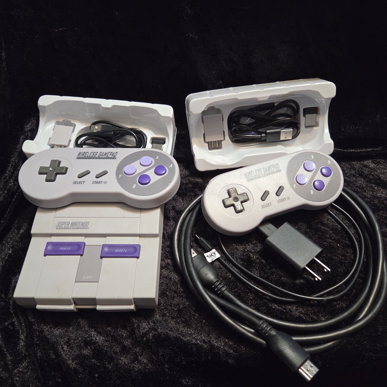 Super Nintendo SNES Mini Classic Console CLV-201 Cables 2- Cordless Controllers