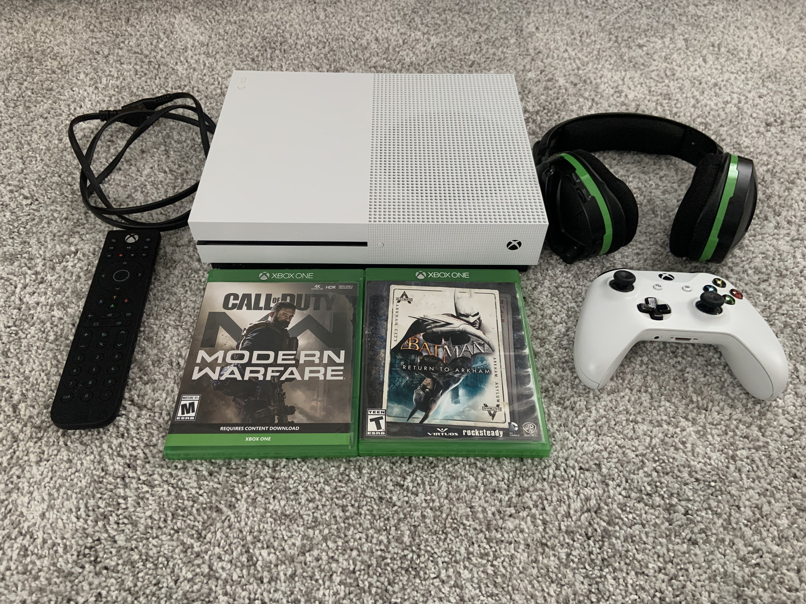 Xbox One S 1TB Console, White (XBS1TB) – Call of duty Batman Turtle Beach Remote