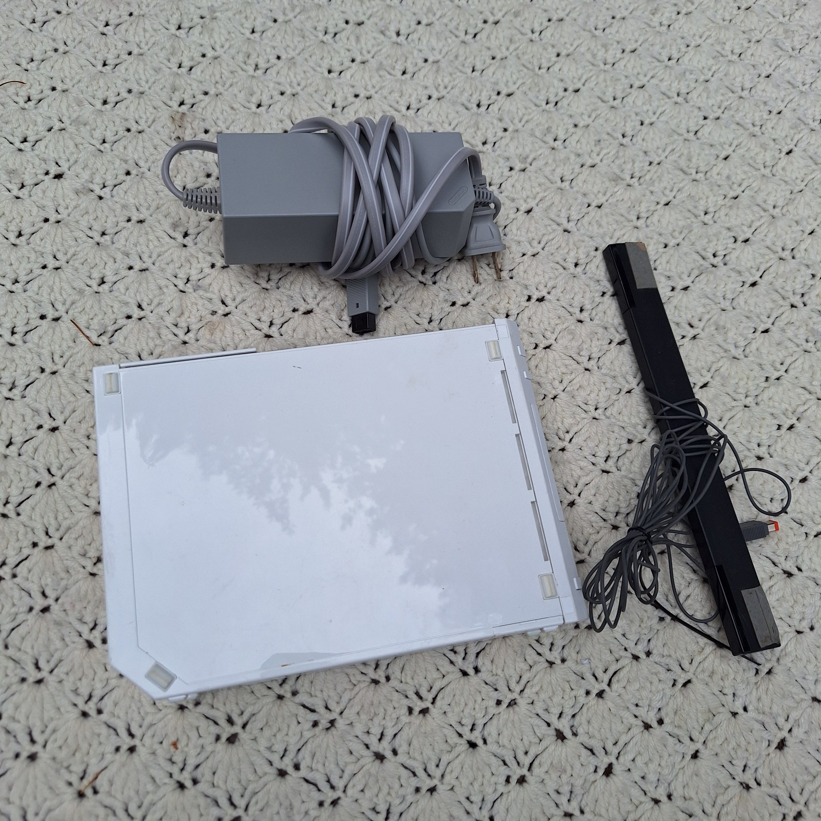 Nintendo Wii Console Complete w/ Cords Sensor Bundle RVL-001 – White