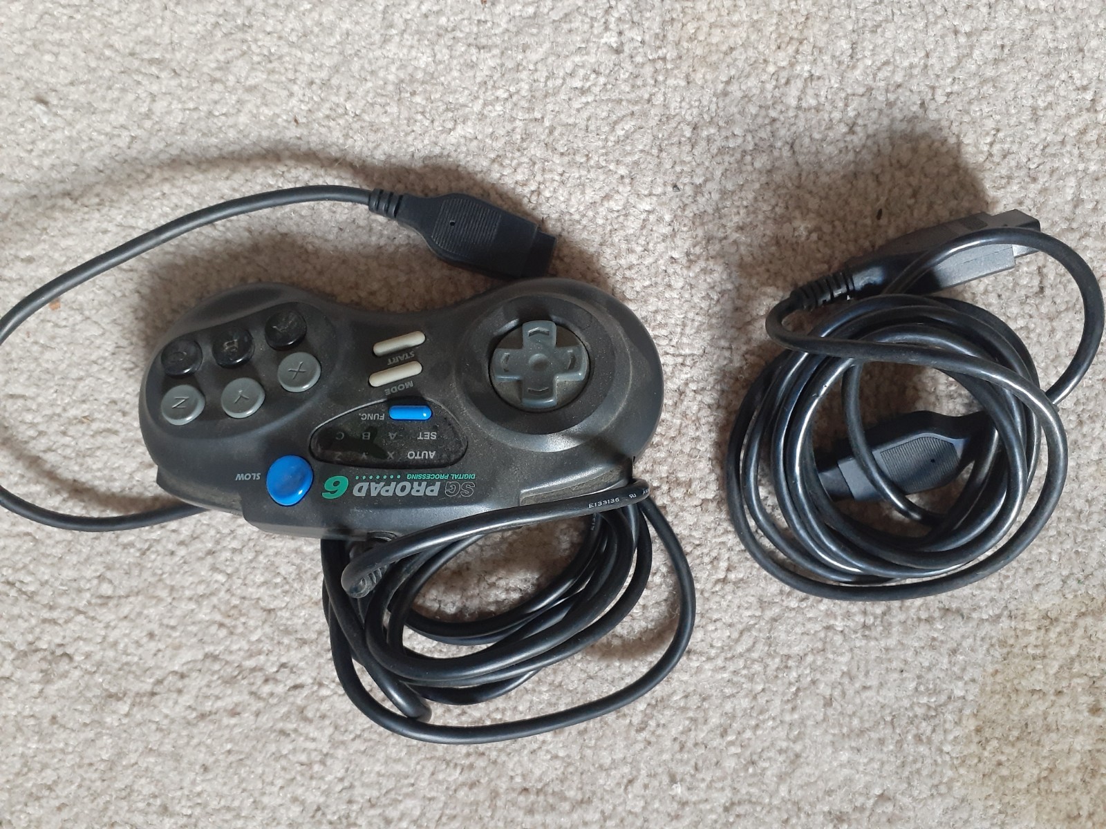 Complete Sega Genesis 16 bit video entertainment system with extra controller