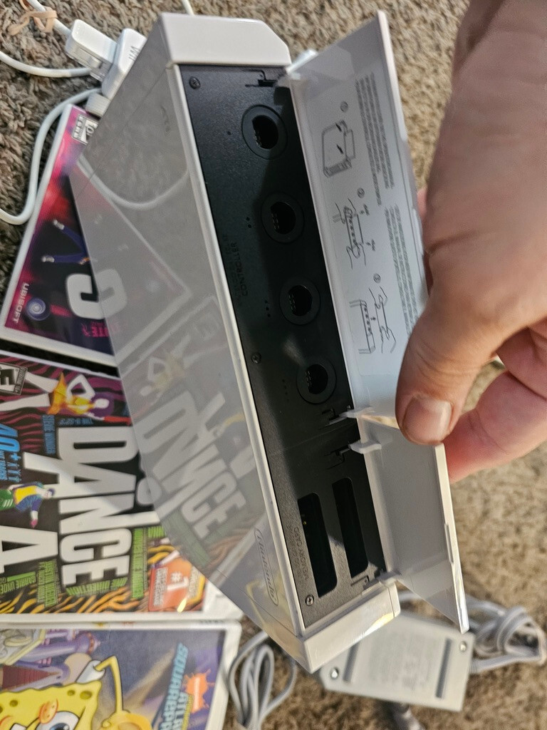 Nintendo Wii White Console Bundle RVL-001 W/3 GAMES AND HOOKUPS. PLAYS GAMECUBE