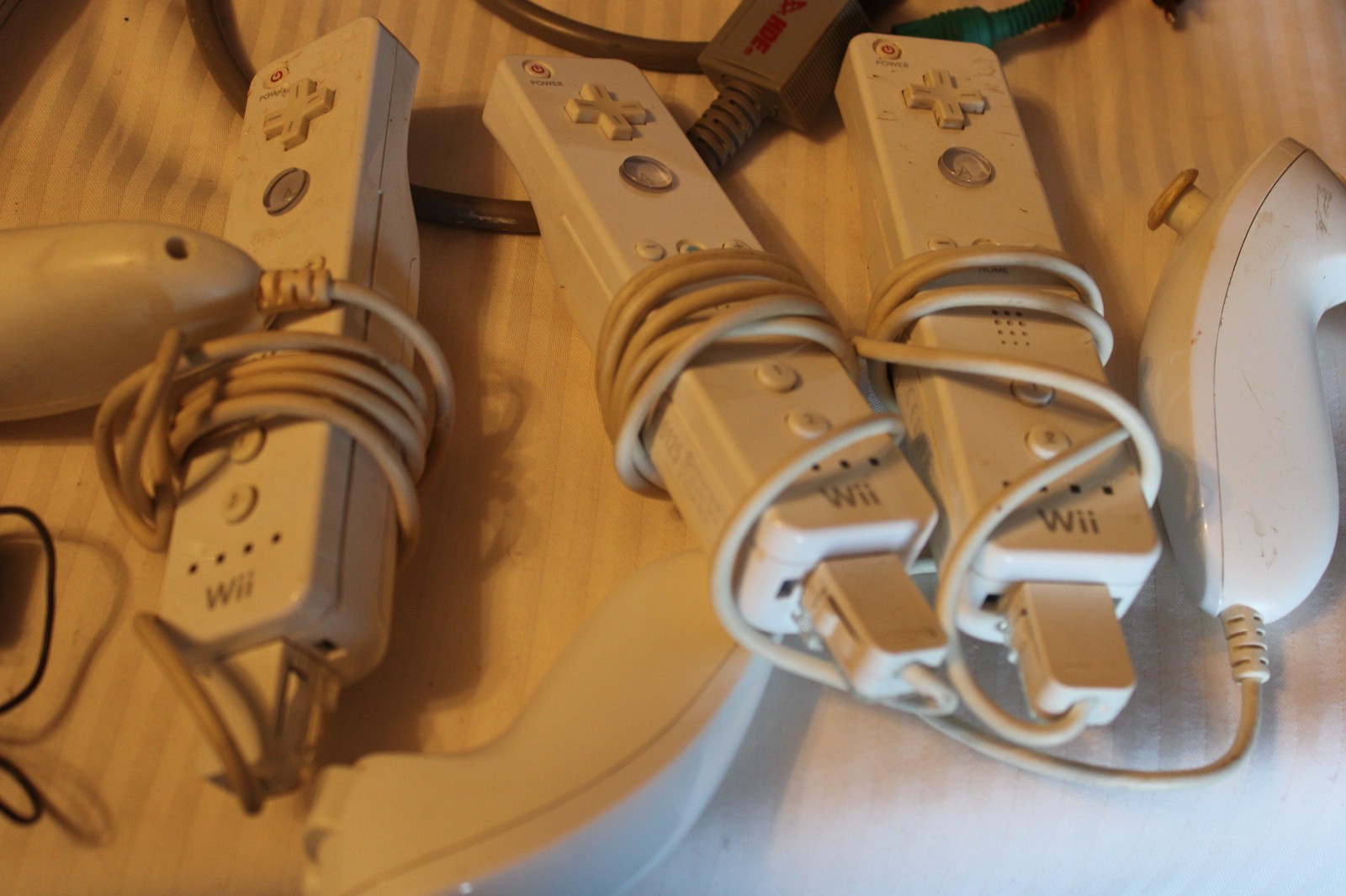 EXCELLENT Condition Nintendo Wii Console, 3 Wii Remotes, 3 Nunchunks & Cables