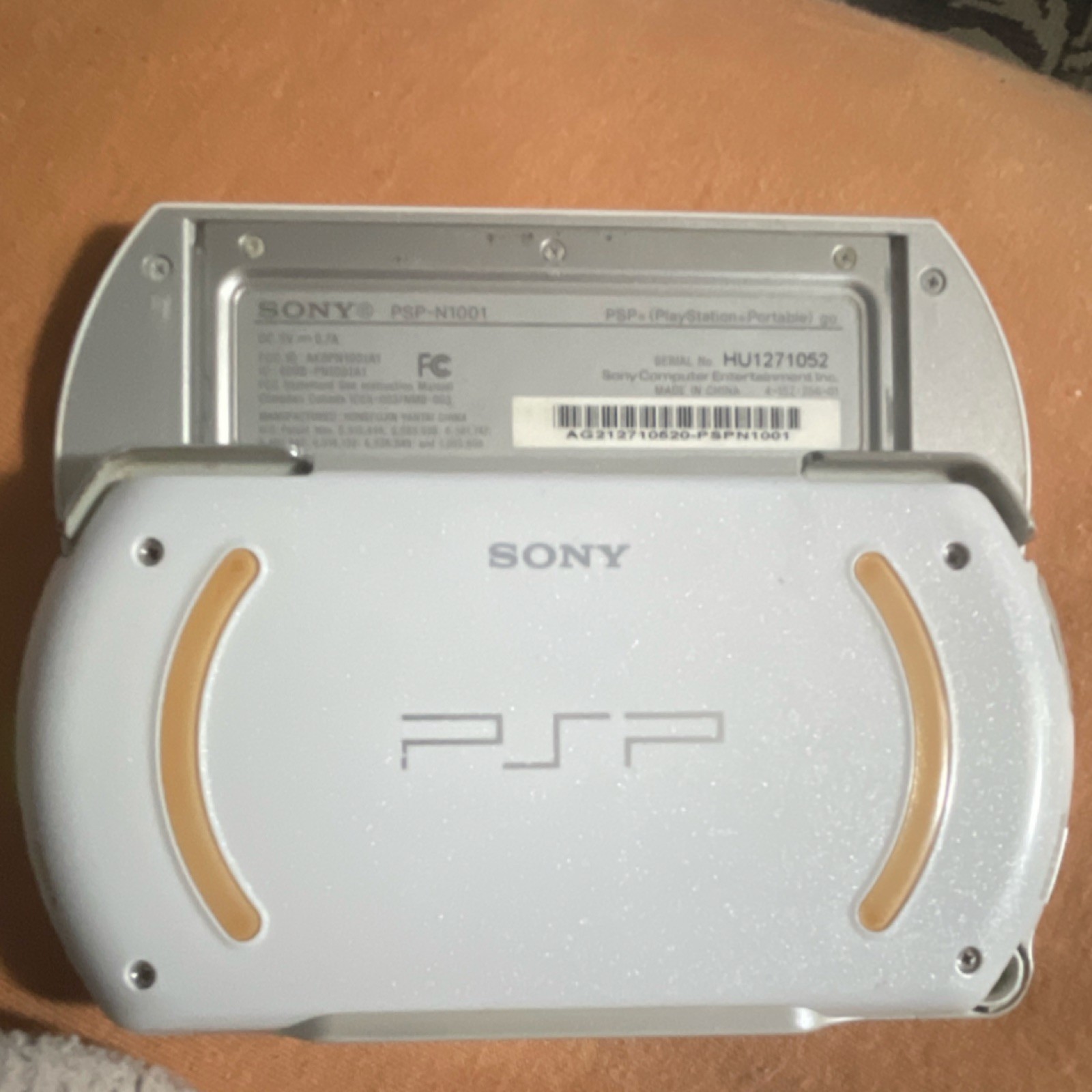 Sony PSP Go PSP-N1001 White 6870MB Wi-Fi Handheld Console *see description* SALE