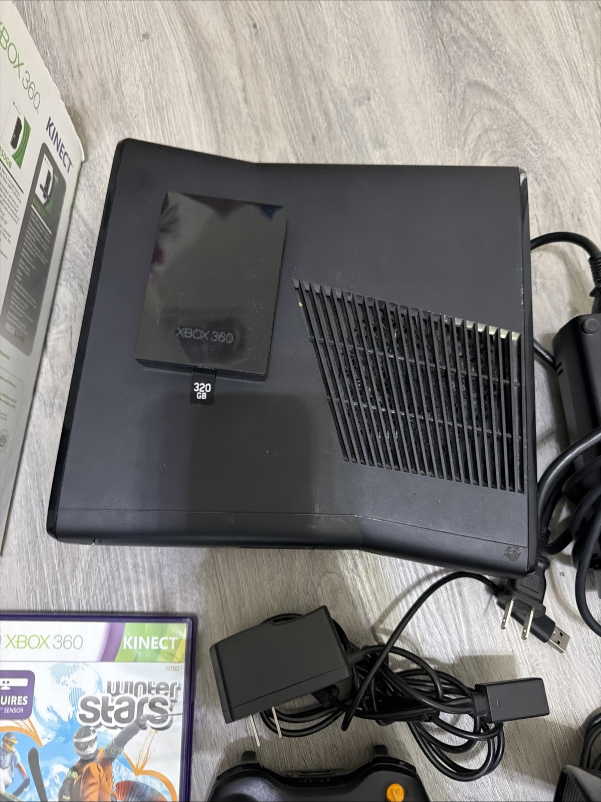 Xbox 360 320GB Console With Kinect Bundle W / Box and 3 Games – Tested Working!