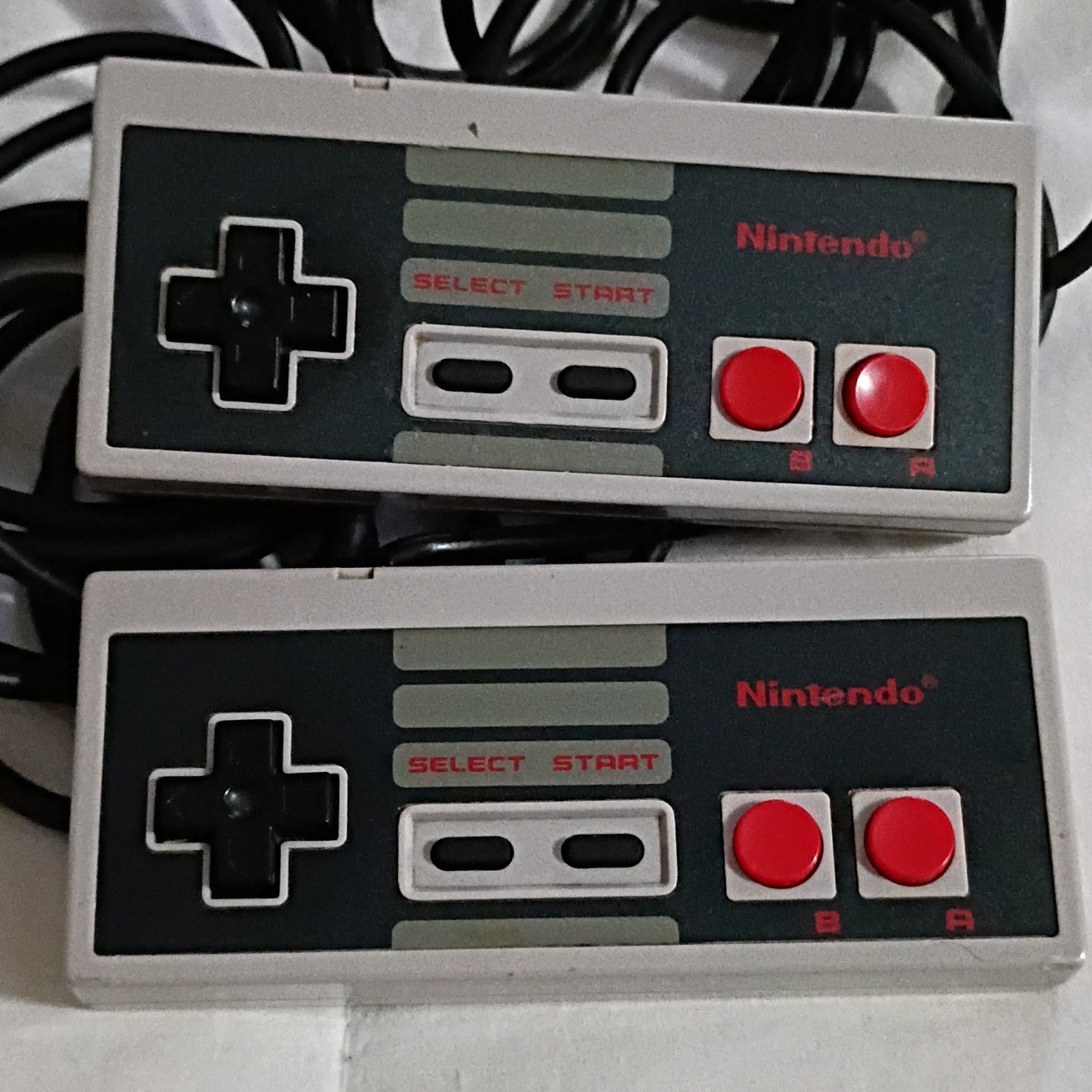 Nintendo NES-001 Entertainment System Console Bundle 2 Controllers Zapper Games