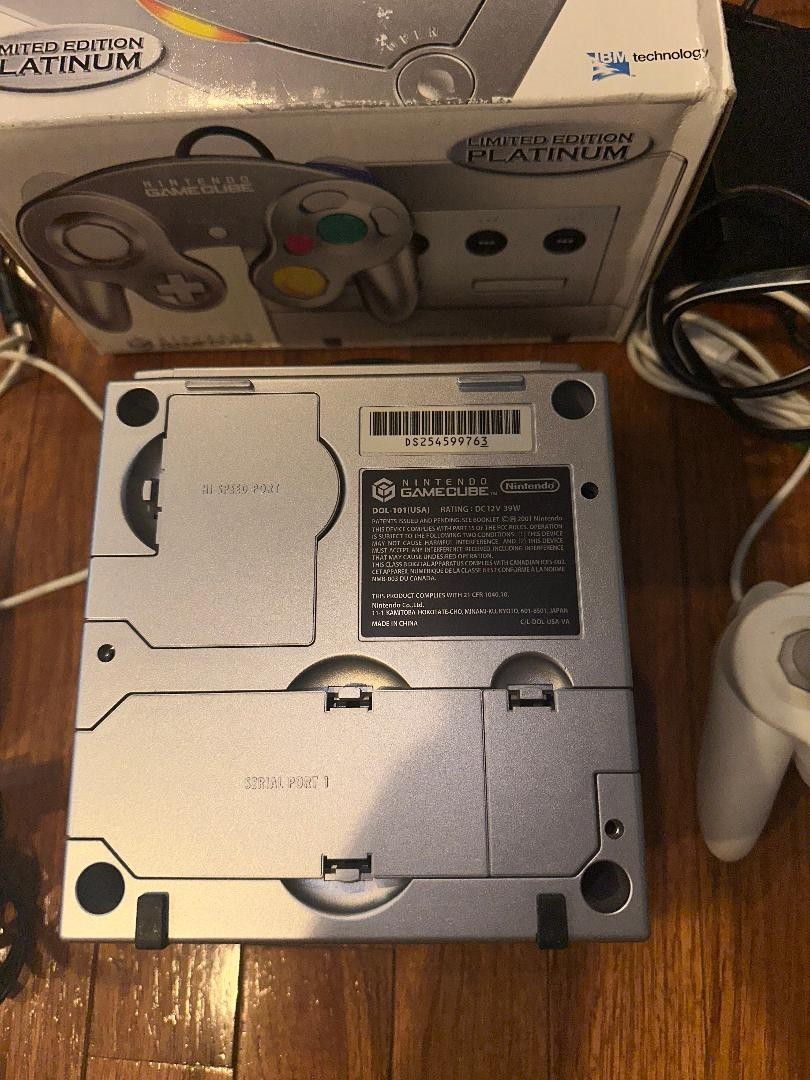 Nintendo DOL-101 GameCube Platinum Silver Console With Box.