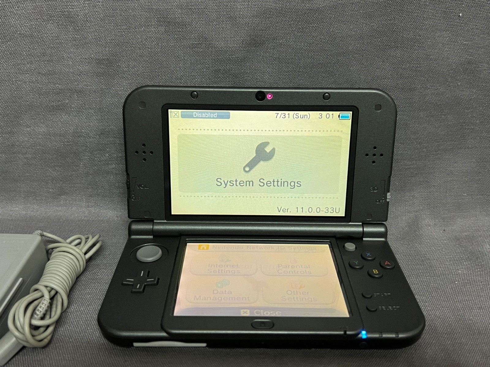 New Nintendo 3DS XL Gray Black Console With Charger and cartridge US Version