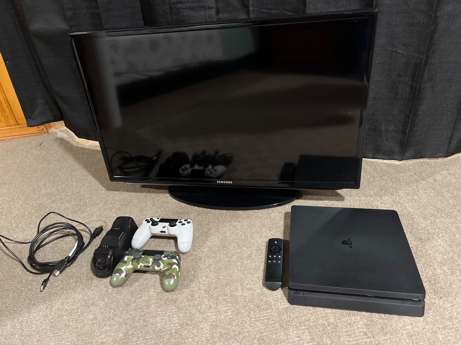 PlayStation 4 Slim – Jet Black + 32” Samsung Smart TV