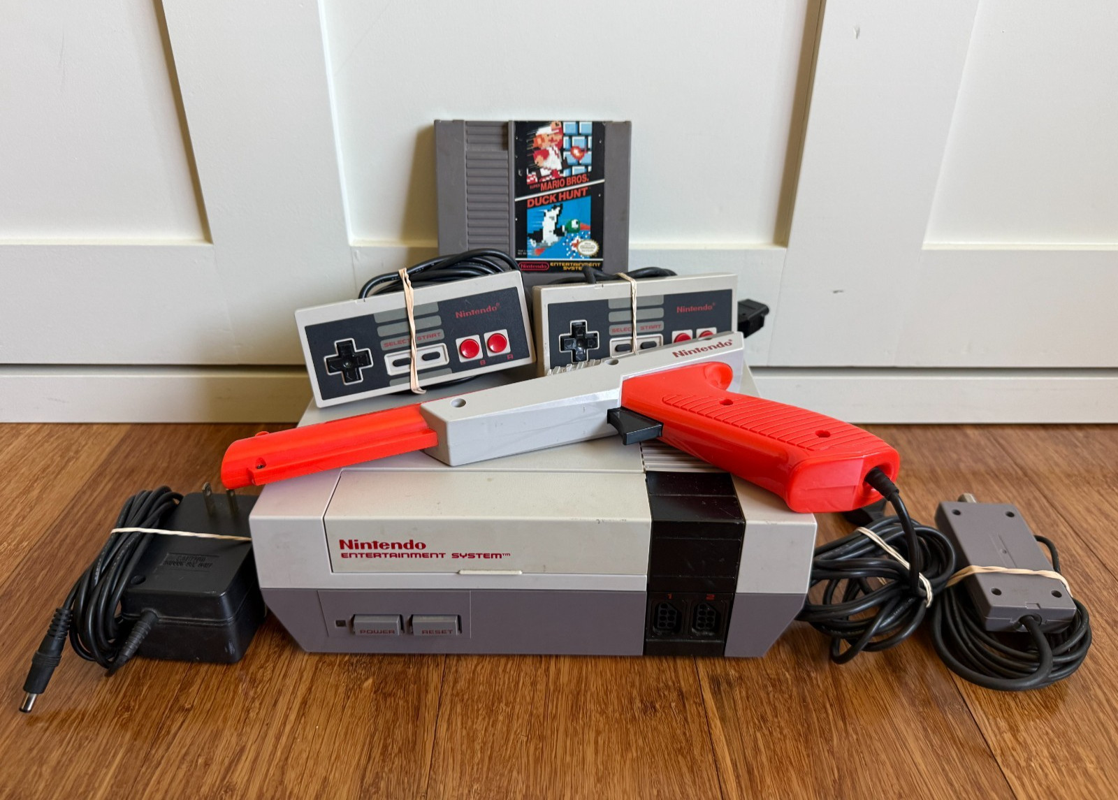 Nintendo NES Console Bundle • 2 Controllers • Zapper • Mario Duck Hunt • OEM