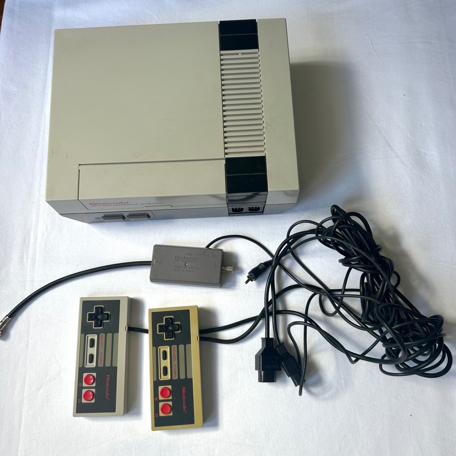 1985 Nintendo NES-001 Console – White/Gray 2 Controllers 5 Games