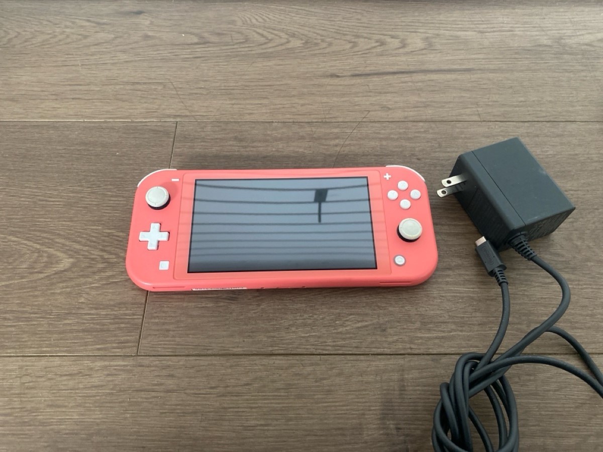 NINTENDO SWITCH LITE HANDHELD – HDH-001 CORAL PINK WITH CHARGER (WCP038445)