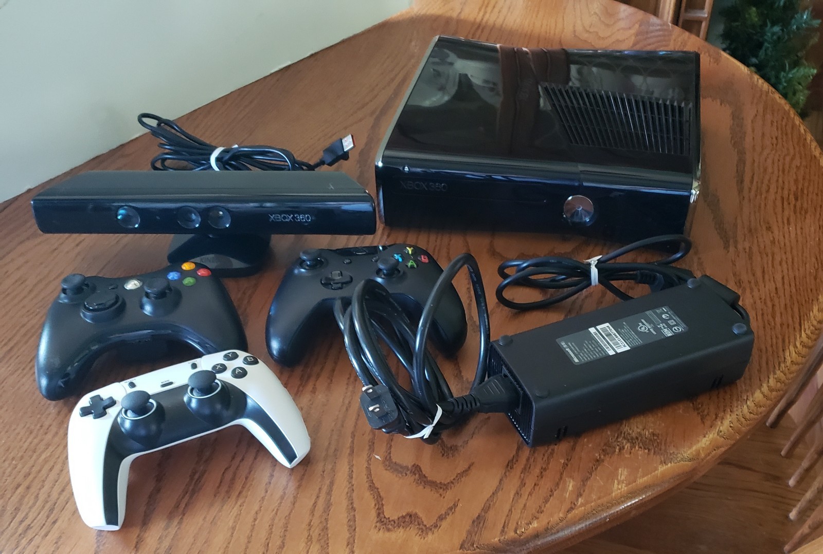 Xbox 360 S ( 1439 ) Bundle