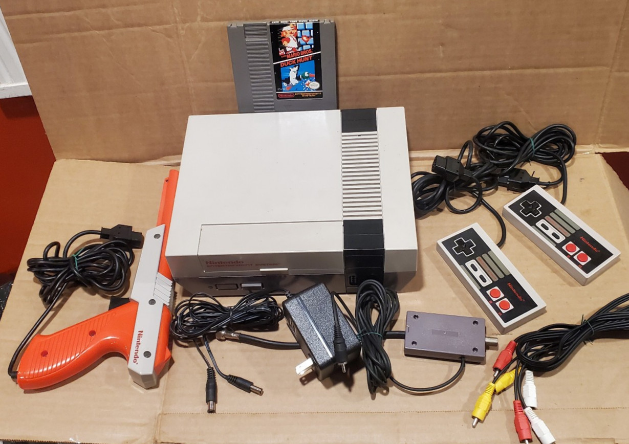 Nintendo NES Action Set Home Console – Tested Working + contrioller zapper game
