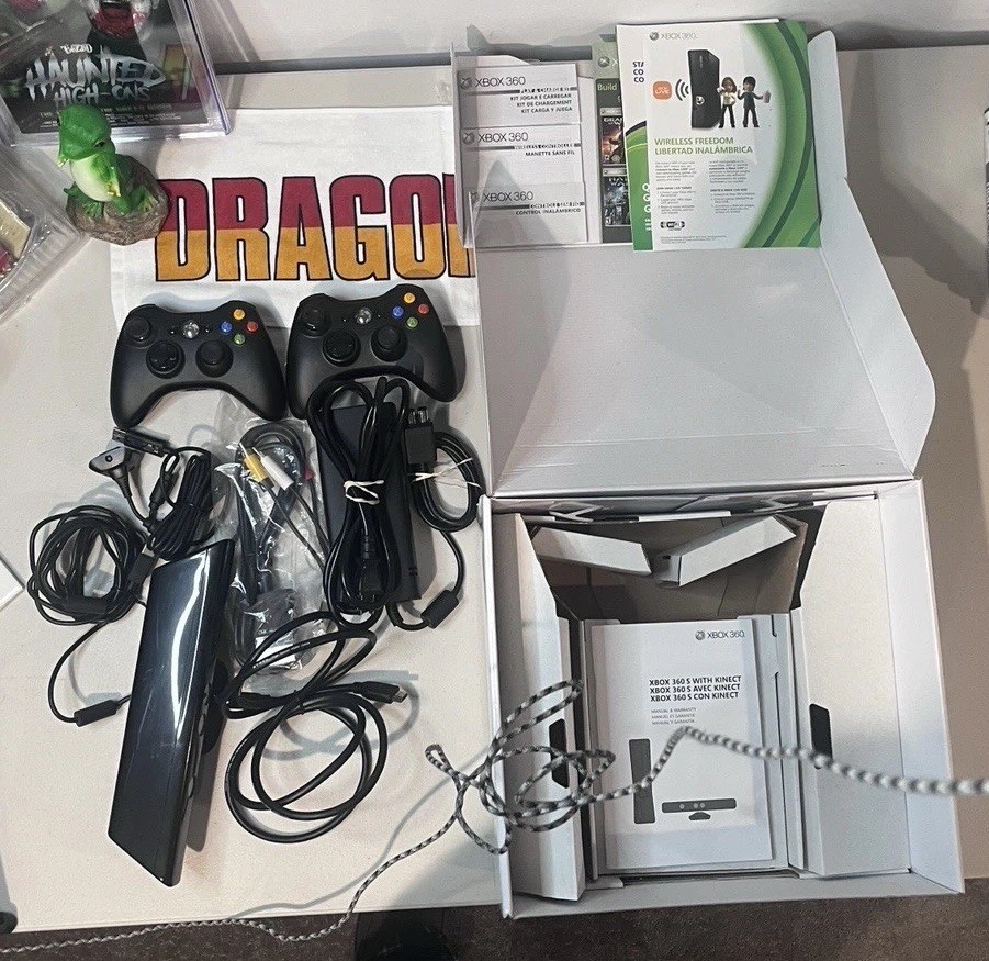 xbox 360 S 4gb console with kinect, Games, & Extra Controller