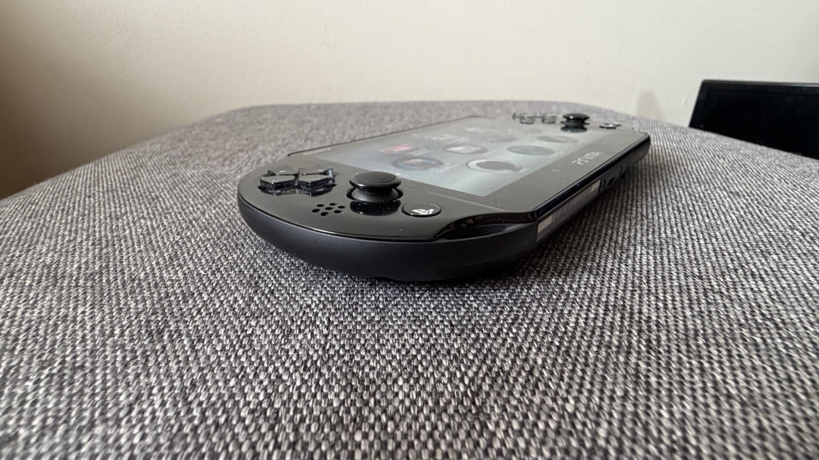 Sony PS Vita PCH-2000 Black Handheld Console Wi-Fi / Game /Sony 16GB Card