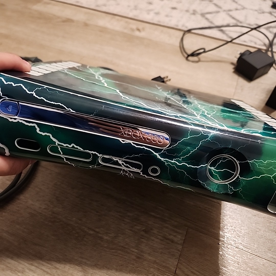 Xbox 360 W/ Lightning Design (No Controllers! Missing Power Supply)