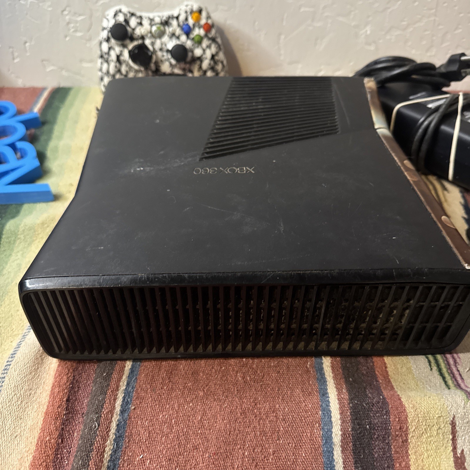 Microsoft Xbox 360 Slim 250GB Console Bundle – COS Black Ops Skin