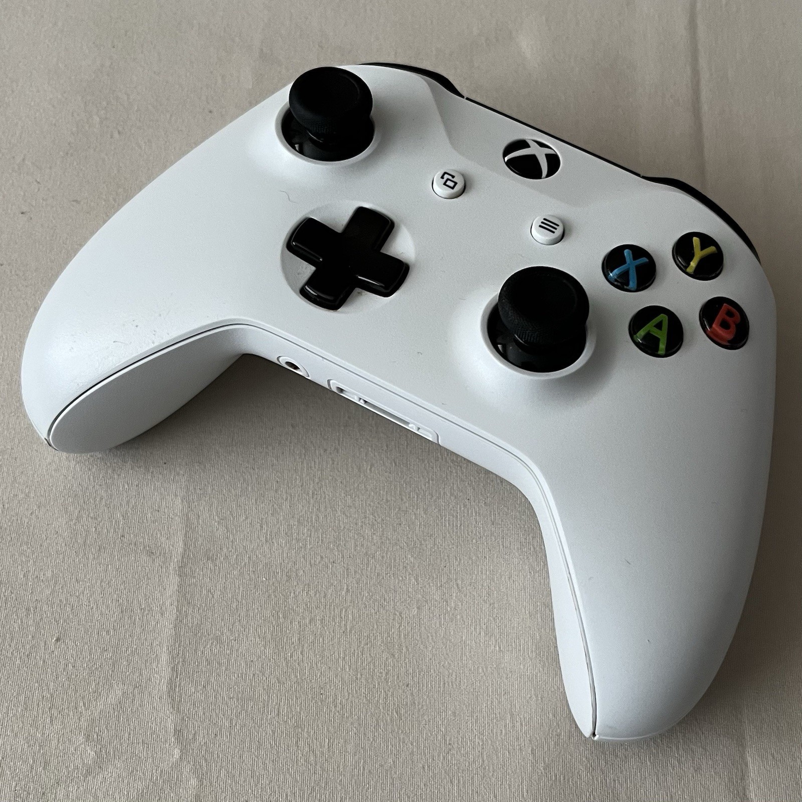 Microsoft Xbox One S Console Bundle 1TB White w/ Batt Pack Controller & 3 Games