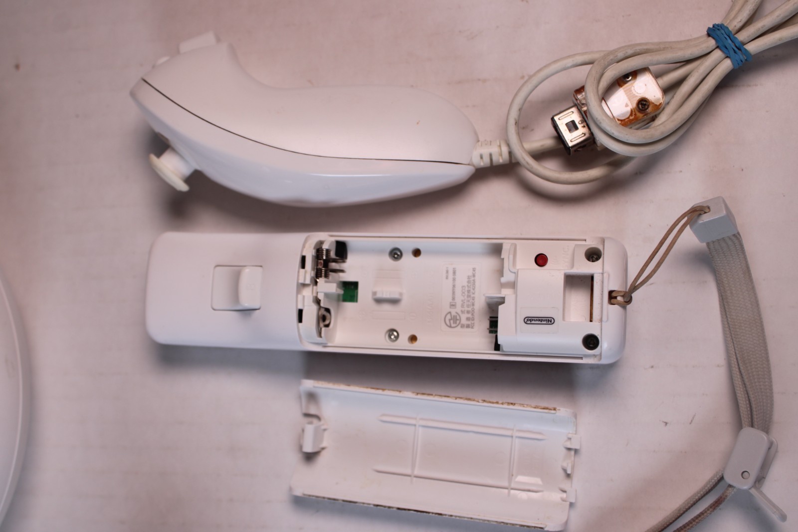 Nintendo Wii White Console RVL-001 W/ 1 OEM controller/chuk, 1 game, Wheel