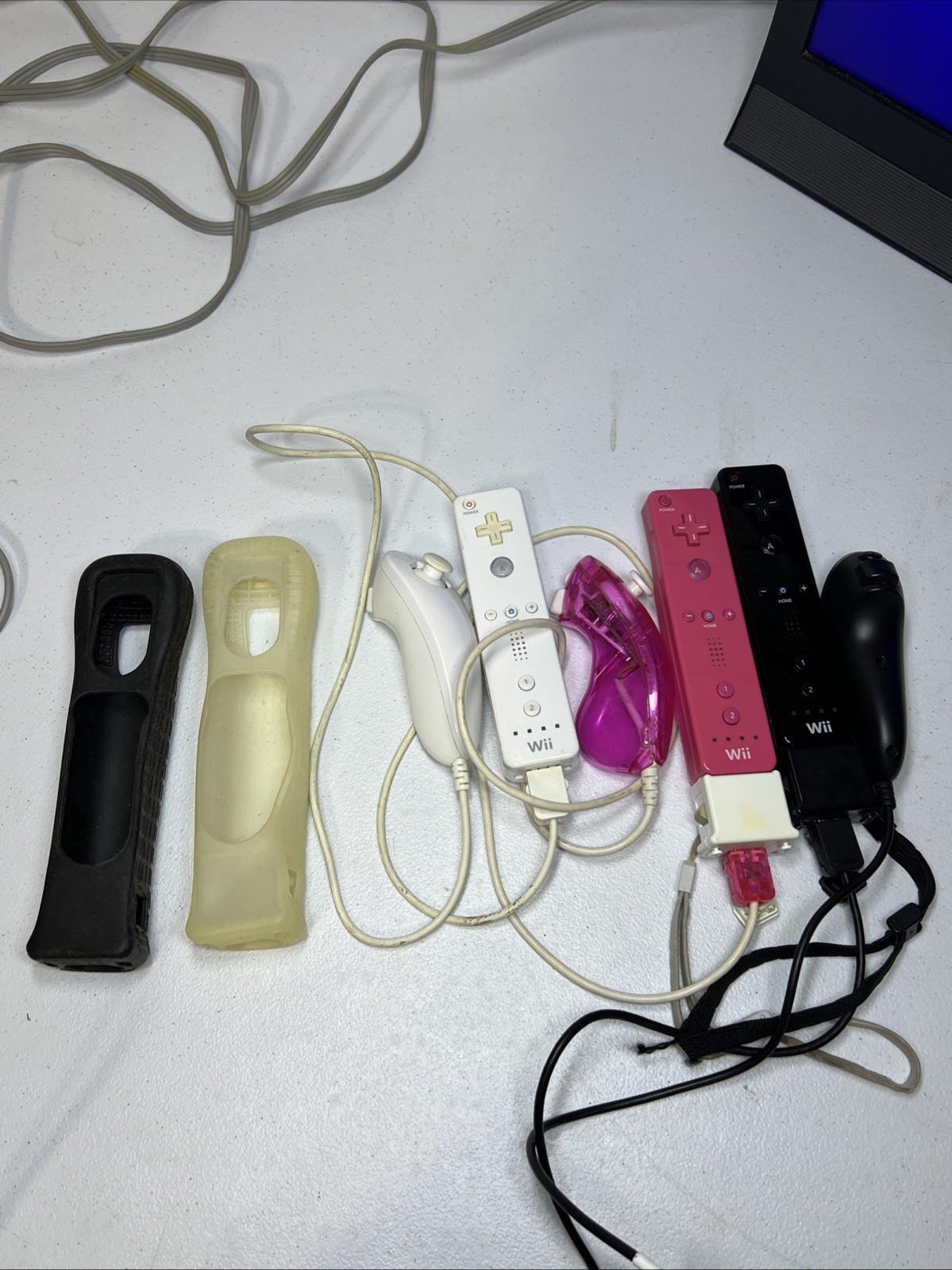 Nintendo Wii Bundle 3 Controllers 3 Nunchucks 12 Games Sensor Bar Cords