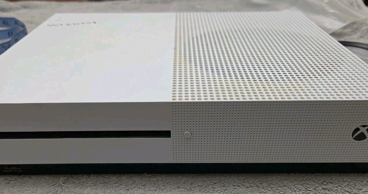 Microsoft Xbox One S 500GB – White Doesn’t Work For Parts Or Repair Read
