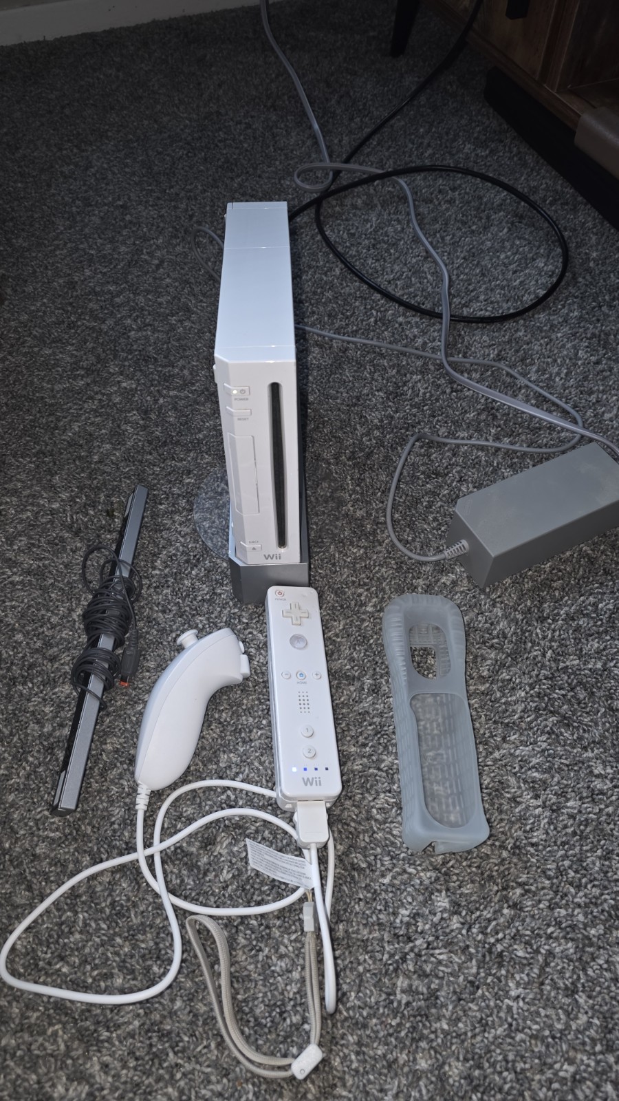 Nintendo Wii RVL-001 White Console Bundle with Controller Nunchuck Cords